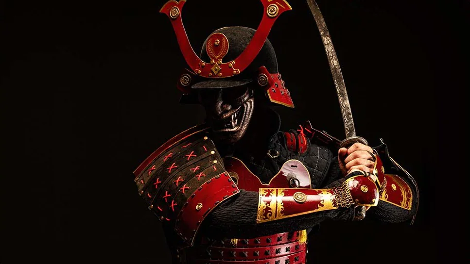 Máscara de casco de samurái llevada por un guerrero japonés con katana