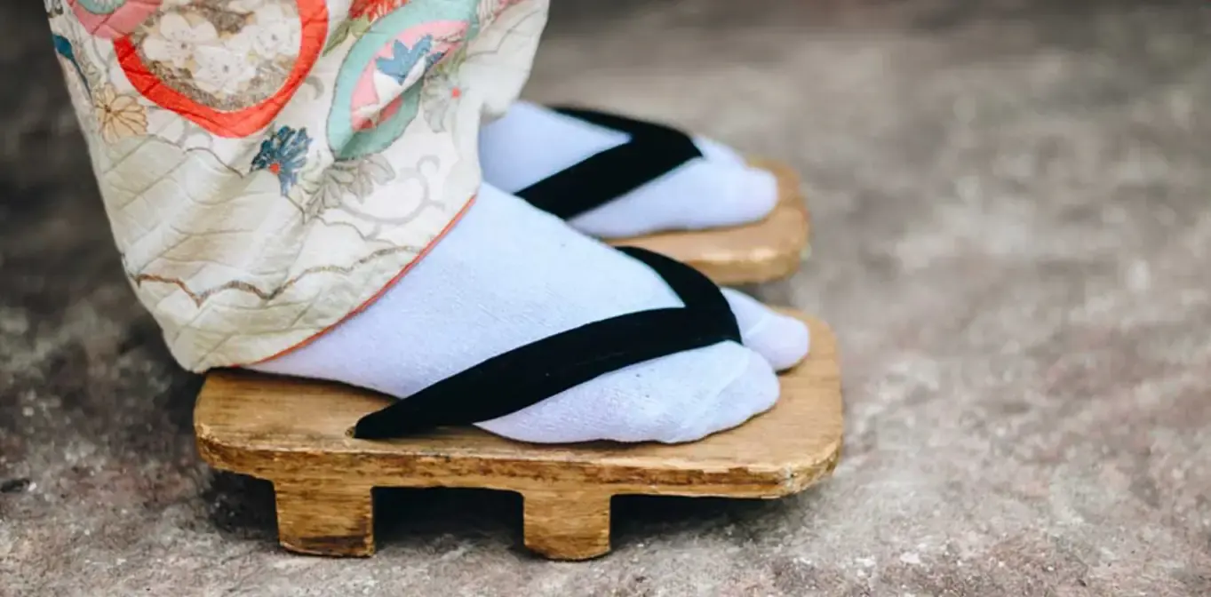 calcetines-tabi-japoneses-con-sandalias-geta