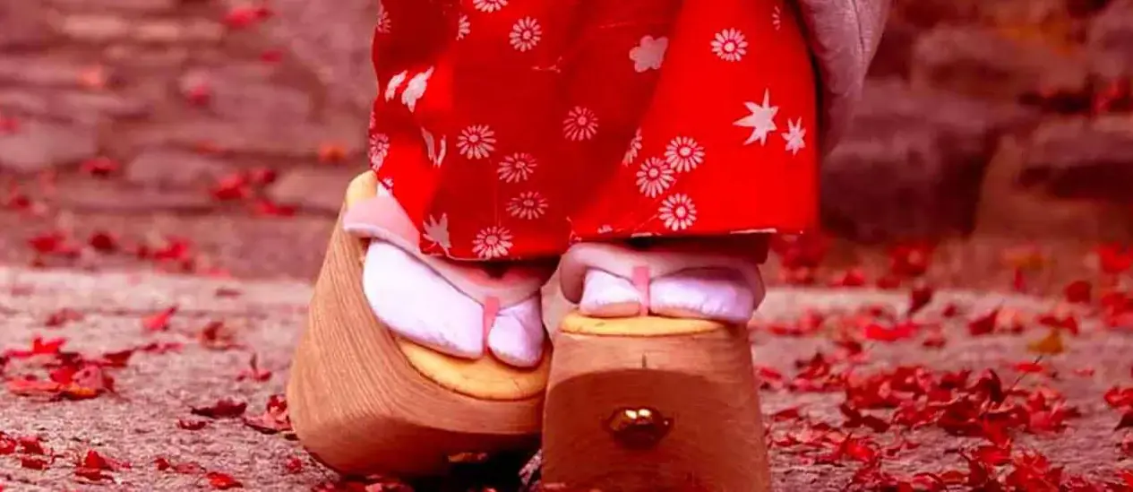 geisha-japonesa-con-tabi-y-kimono