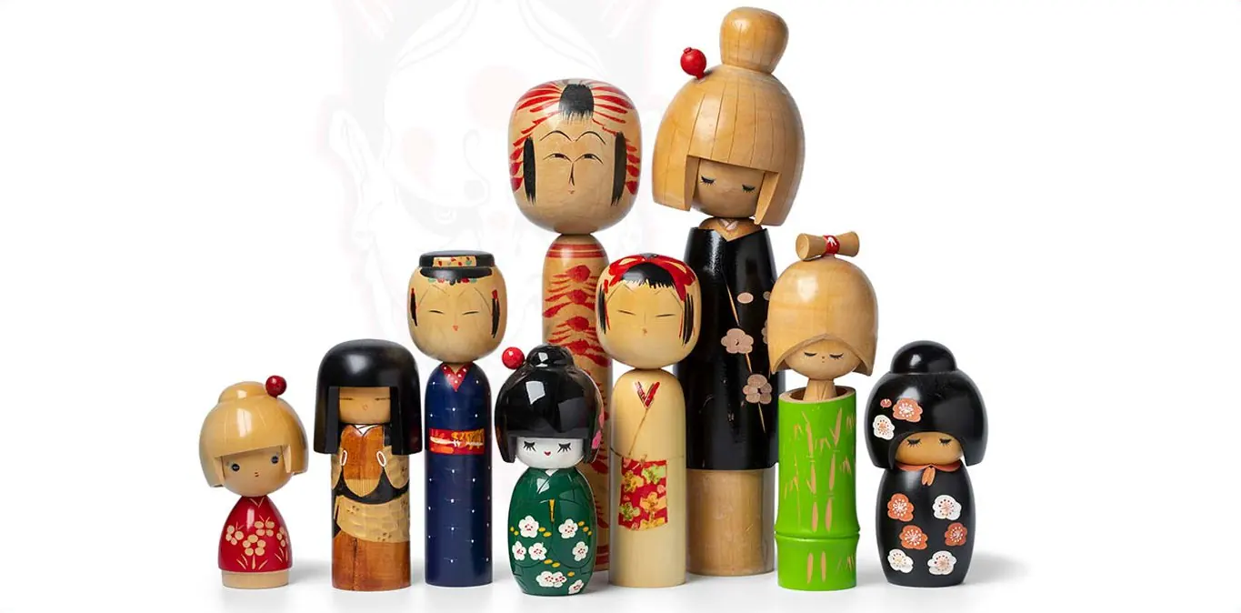 Des statuettes kawaii en bois kokeshi japonaise traditionnelle