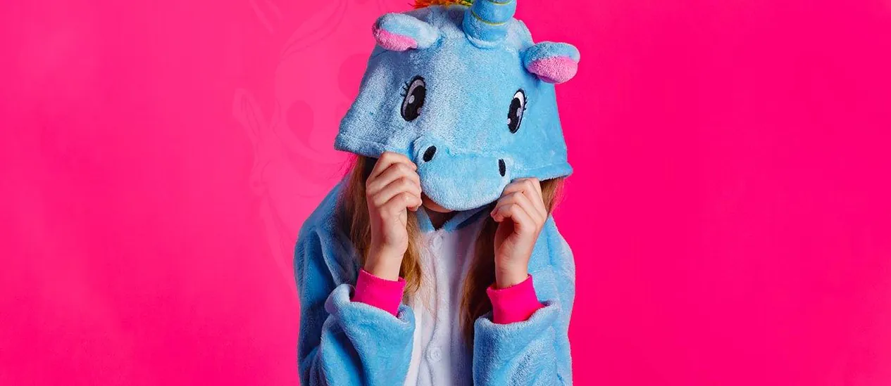 femme portant un pyjama licorne kawaii avec une capuche