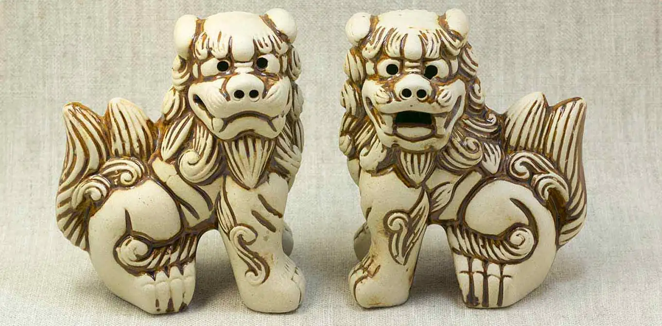 deux figurines komainu en bois du Japon