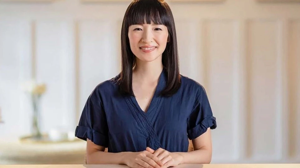 Marie Kondo femme japonaise portant un haut violet