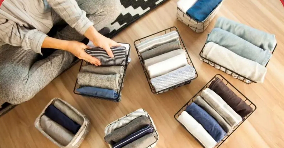 femme utilisant le pliage Konmari pour les vêtements de sa garde-robe